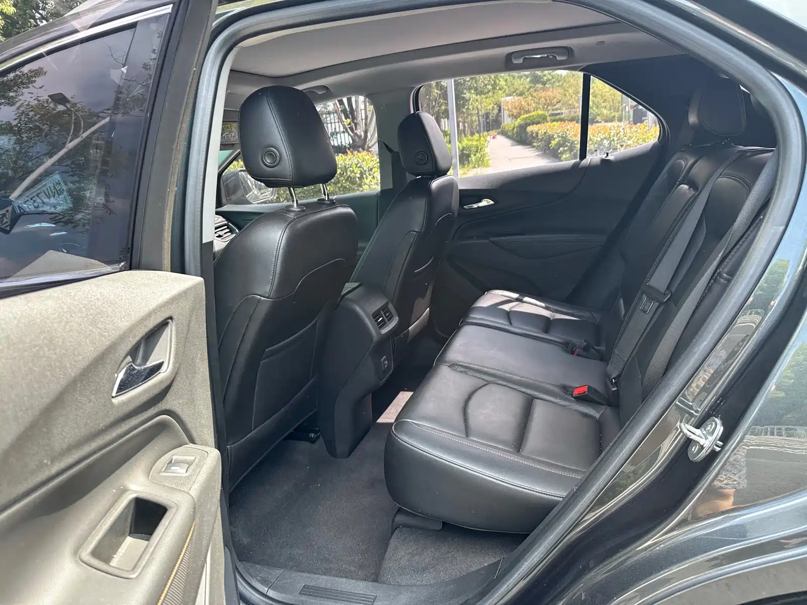 Photo 15 - Chevrolet Equinox