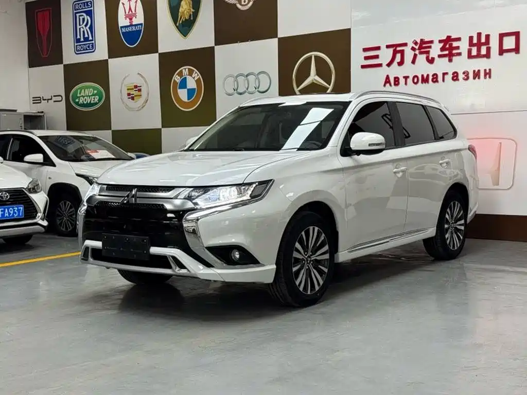 Mitsubishi Outlander 2023 2021 Facelift 2.0L 2WD Premium Edition 7-Seater