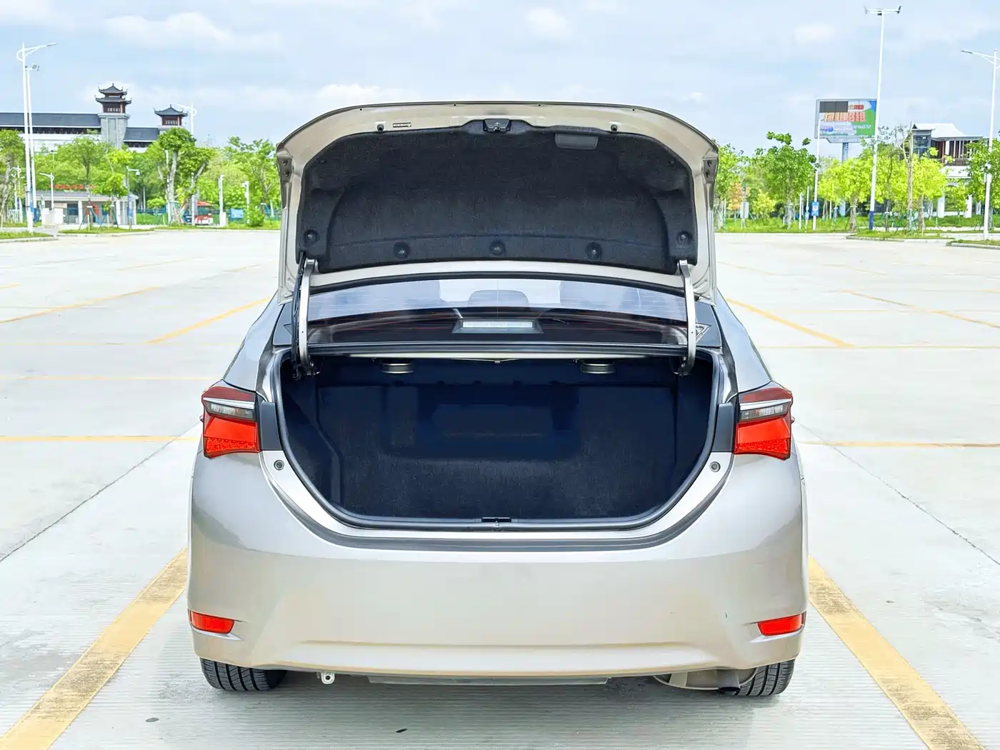 Toyota Corolla 2017 Facelift Hybrid 1.8L E-CVT Leading Edition фото 16