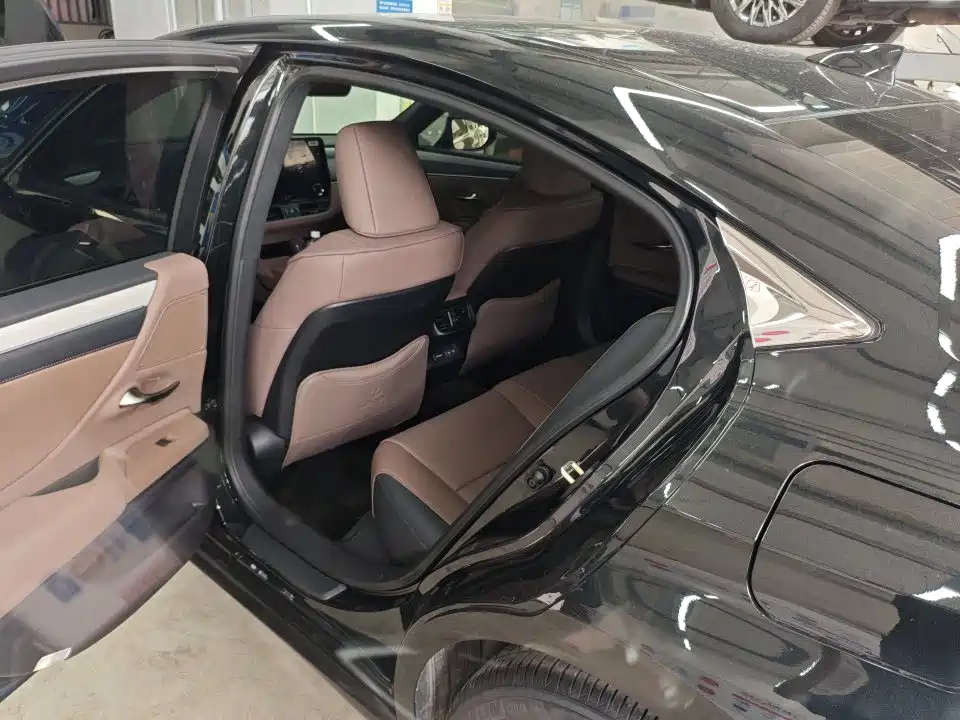 Lexus ES 2026 2025 200 Ultimate Edition
