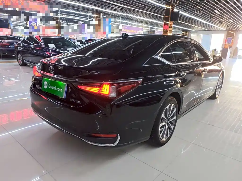 Фото 7 - Lexus ES