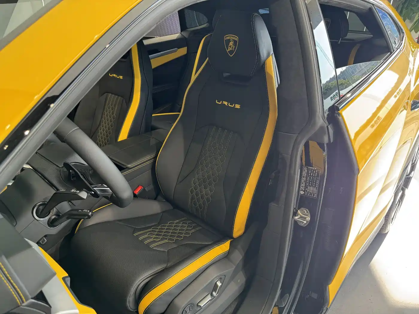 LAMBORGHINI URUS