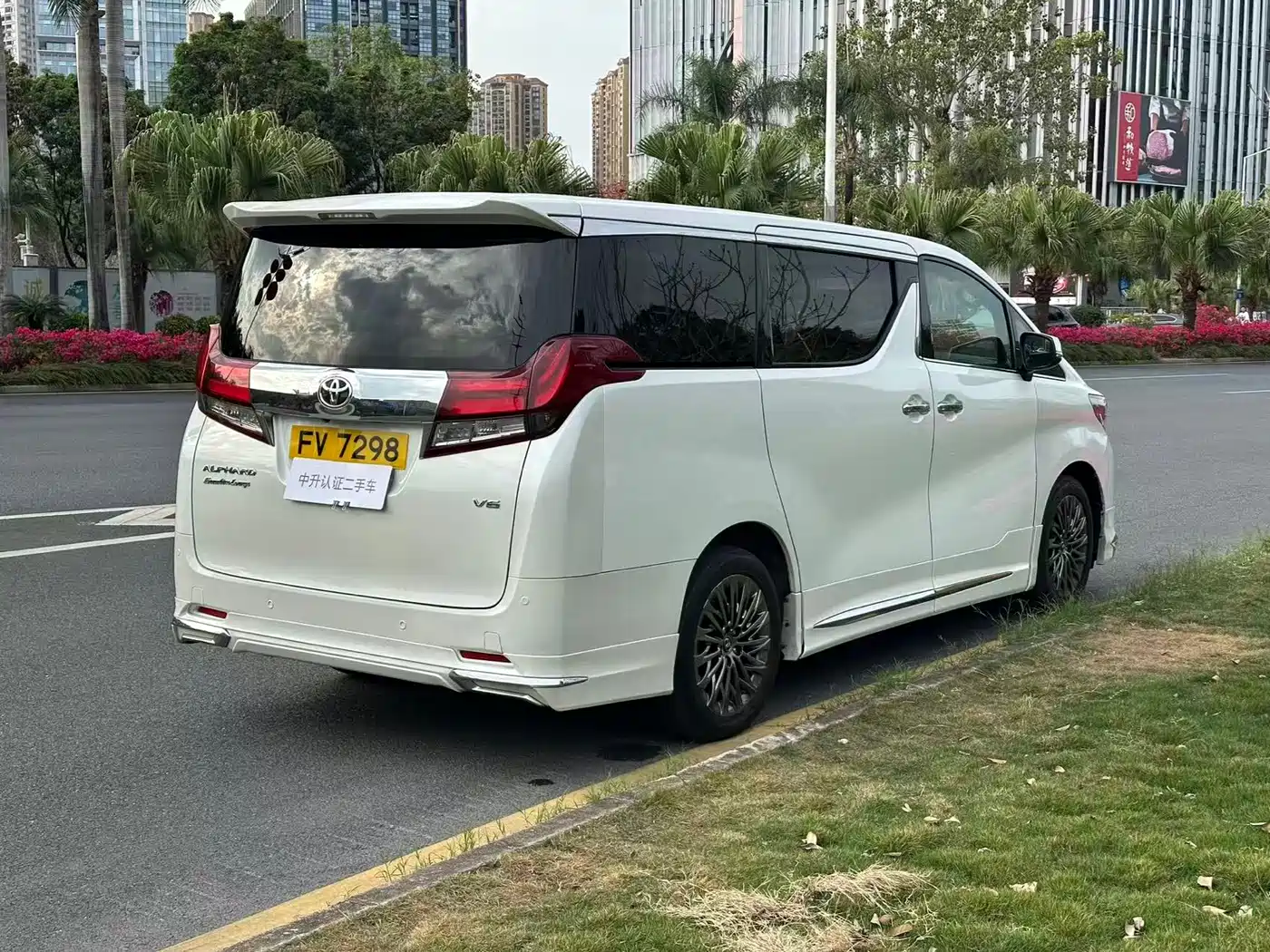 Toyota Alphard 2018 3.5L Premium фото 4