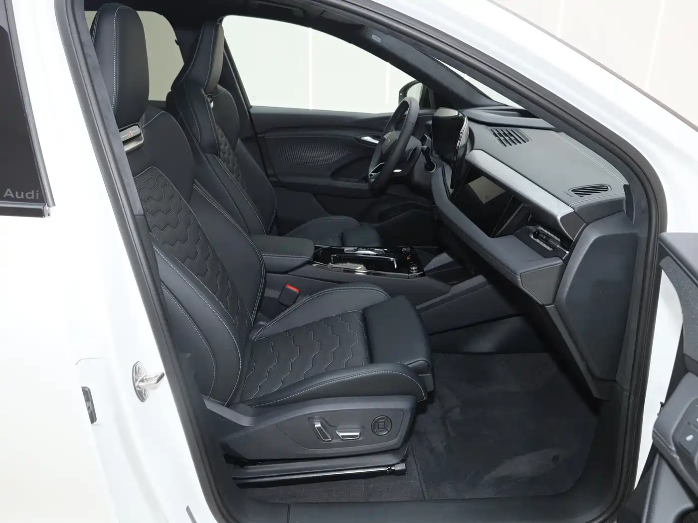 Audi Q6L e-tron 2025 Model Pioneer Edition фото 20