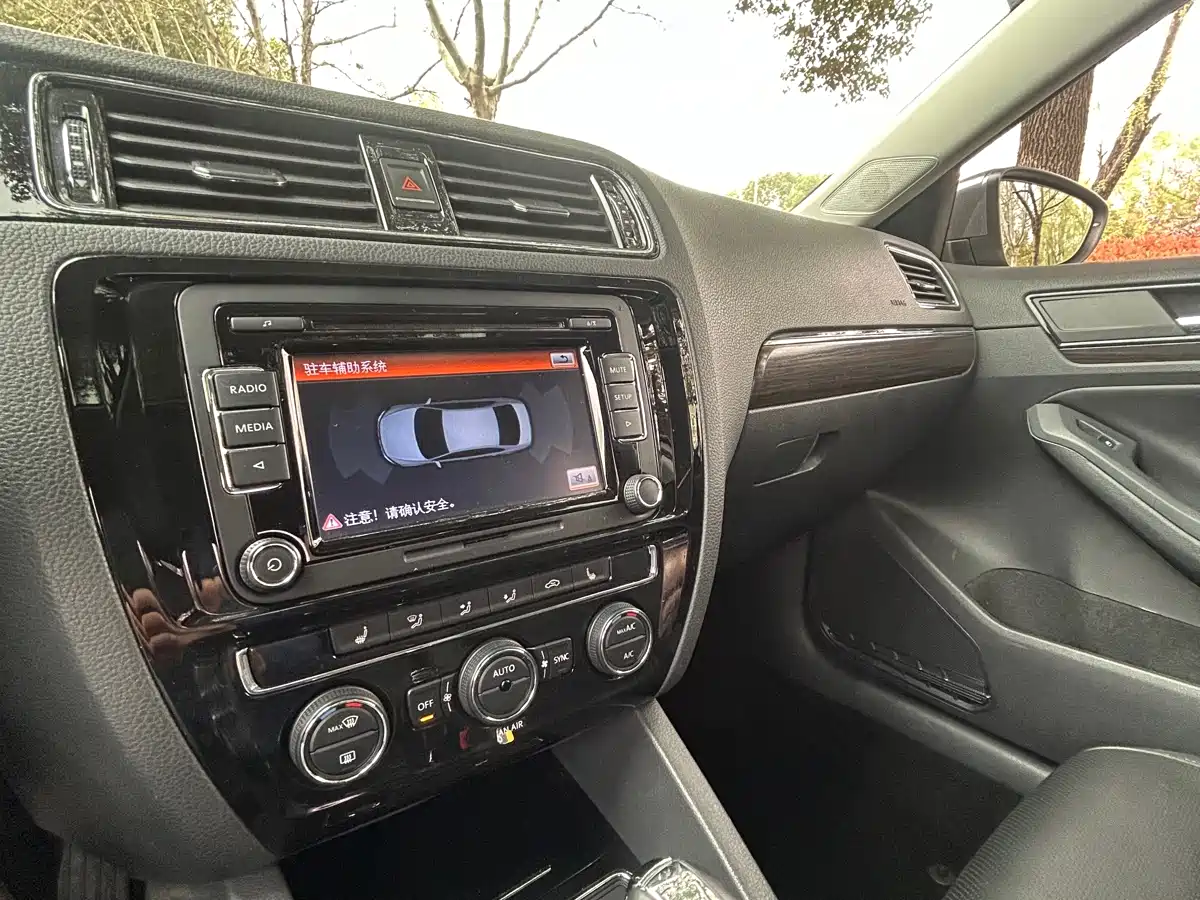 Volkswagen Sagitar 2015 230TSI Automatic Luxury фото 17