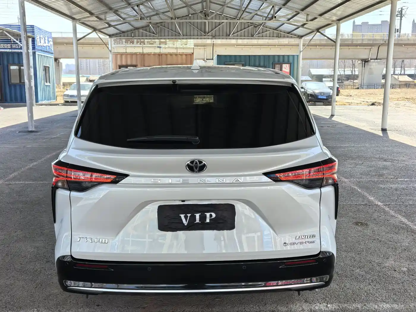 Toyota Sienna 2024 2.5L Hybrid 4WD Premium Edition фото 8