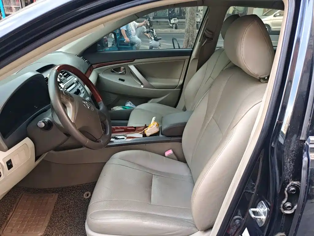 Фото 8 - Toyota Camry