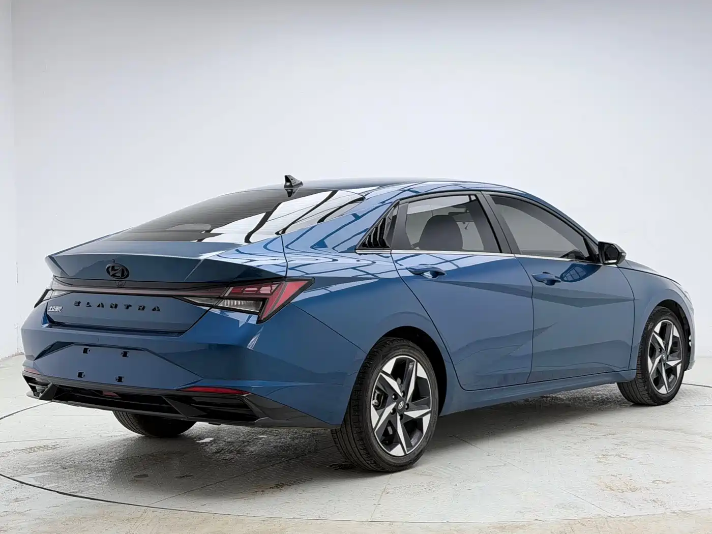 Hyundai Elantra 2022 1.5L CVT LUX Premium Edition фото 4