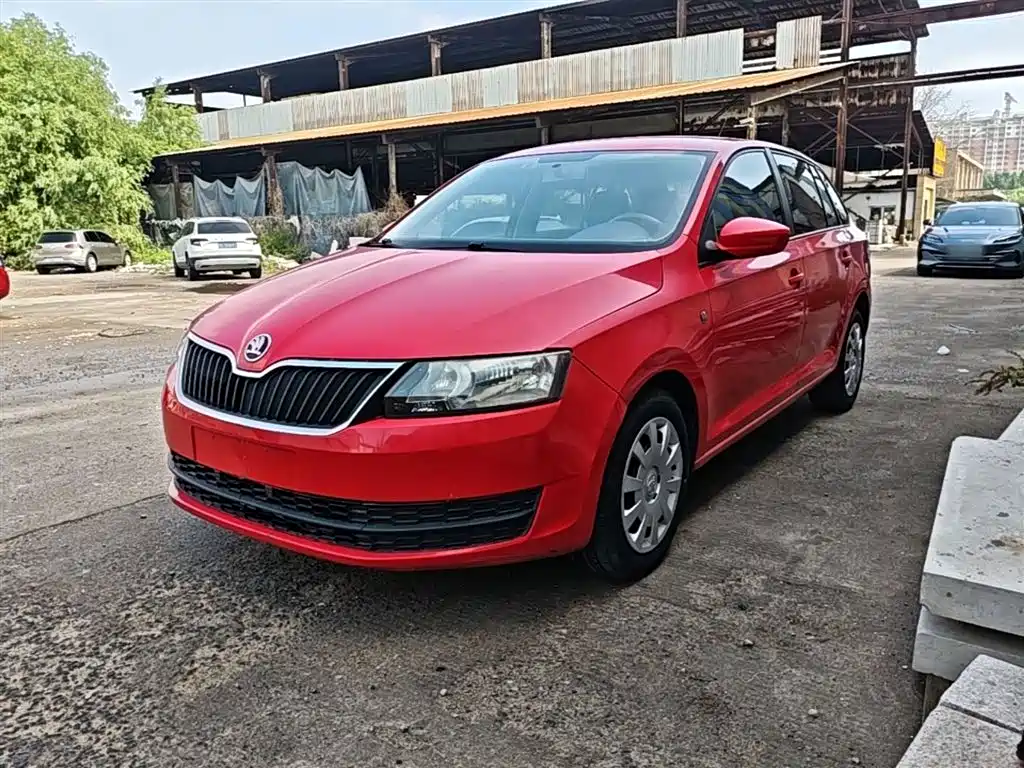Škoda Skoda Rapid Spaceback 2016 Facelift 1.6L Automatic Forward Edition фото 2