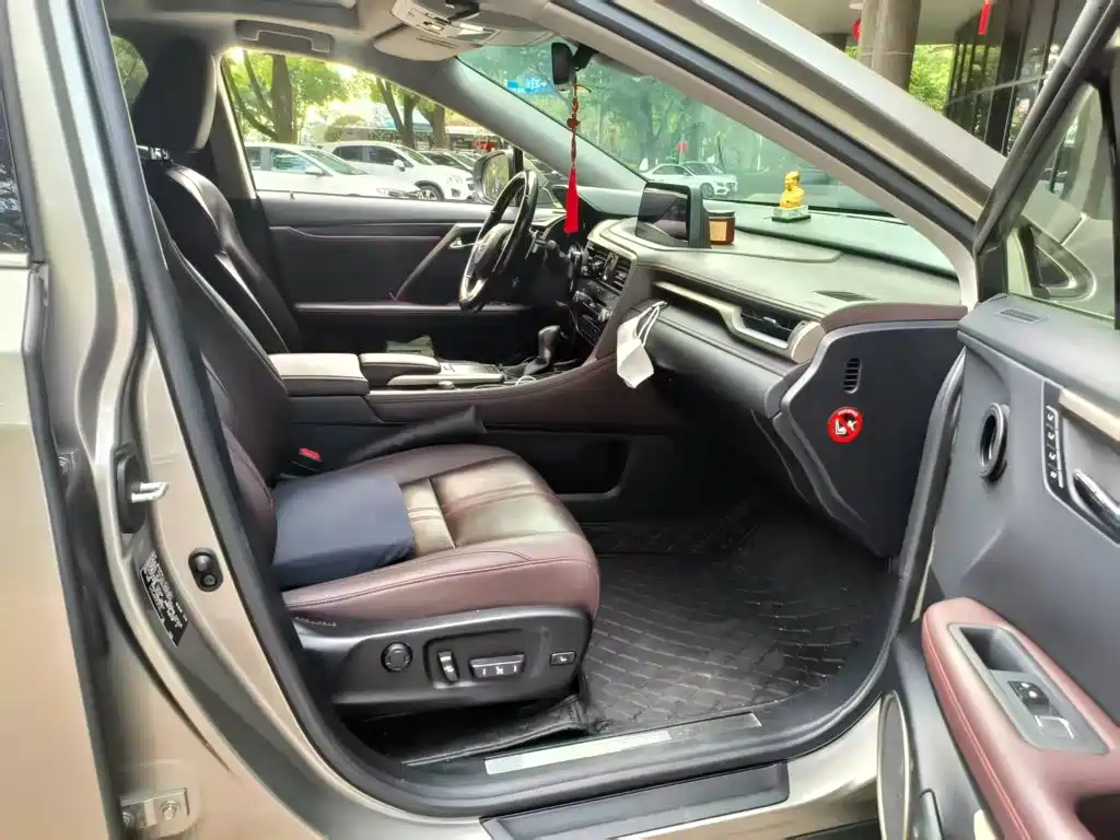 Photo 4 - Lexus RX