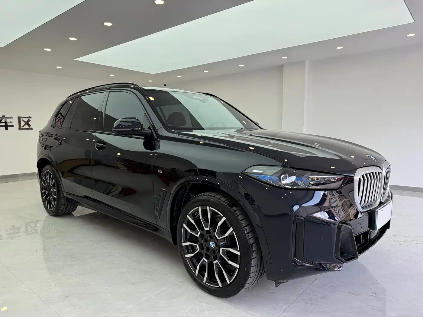 BMW X5 2025 Model xDrive 40Li M Sport Blackout Package фото 3