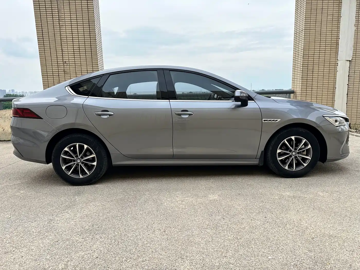 BYD Qin PLUS 2024 Glory Edition DM-i 55KM Leading фото 4