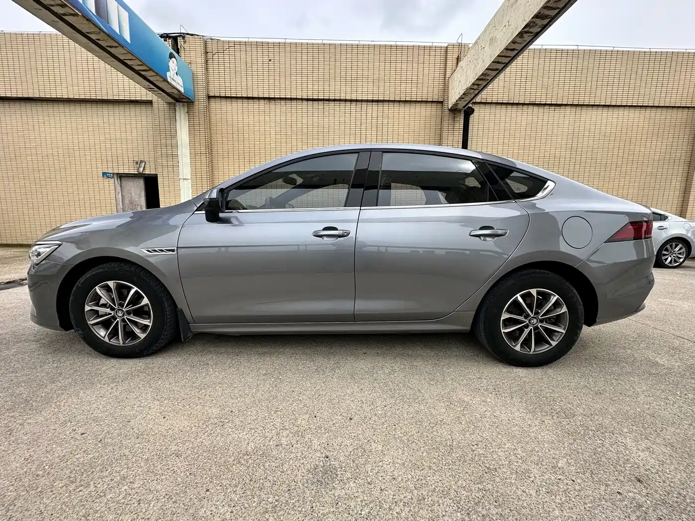 BYD Qin PLUS 2024 Glory Edition DM-i 55KM Leading фото 8