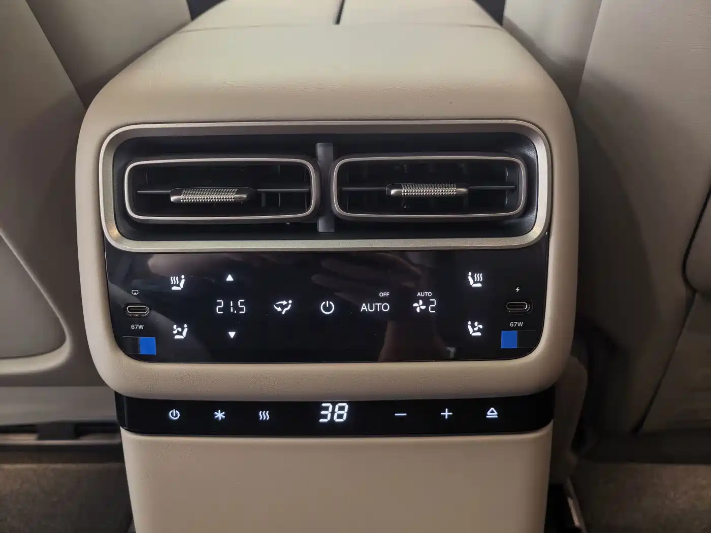 Фото 13 - Li Auto i6