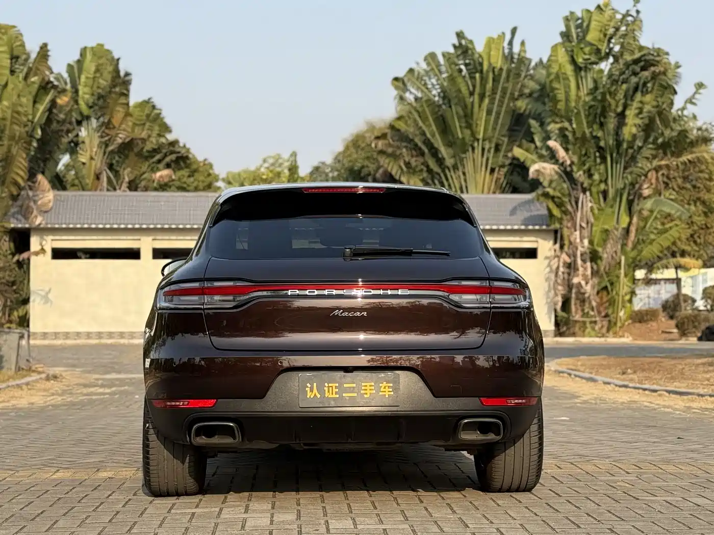 PORSCHE MACAN
