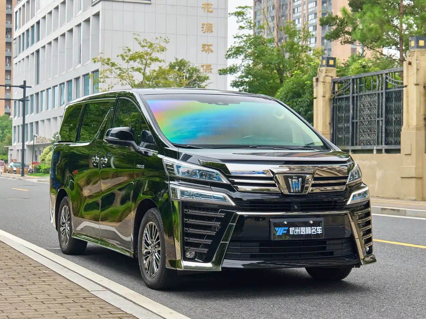 Toyota Vellfire 2021 Crown Hybrid 2.5L HV Supreme Edition фото 3