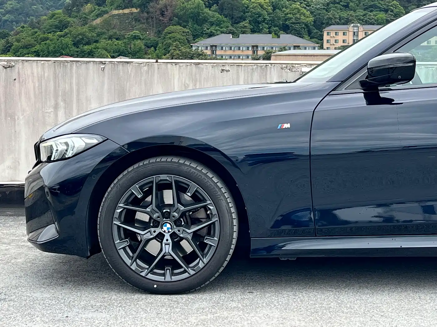 BMW 3 Series 2025 330Li M Sport Night Edition фото 9