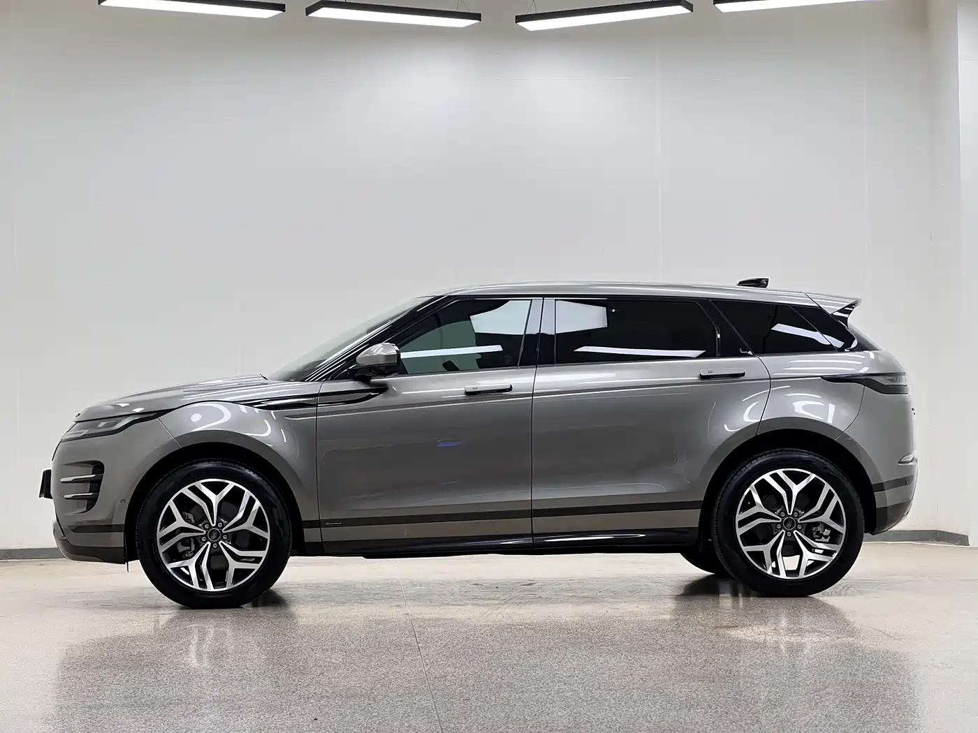 Land Rover Range Rover Evoque 2021 Range Rover Evoque L 249PS R-Dynamic HSE Luxury Edition фото 4