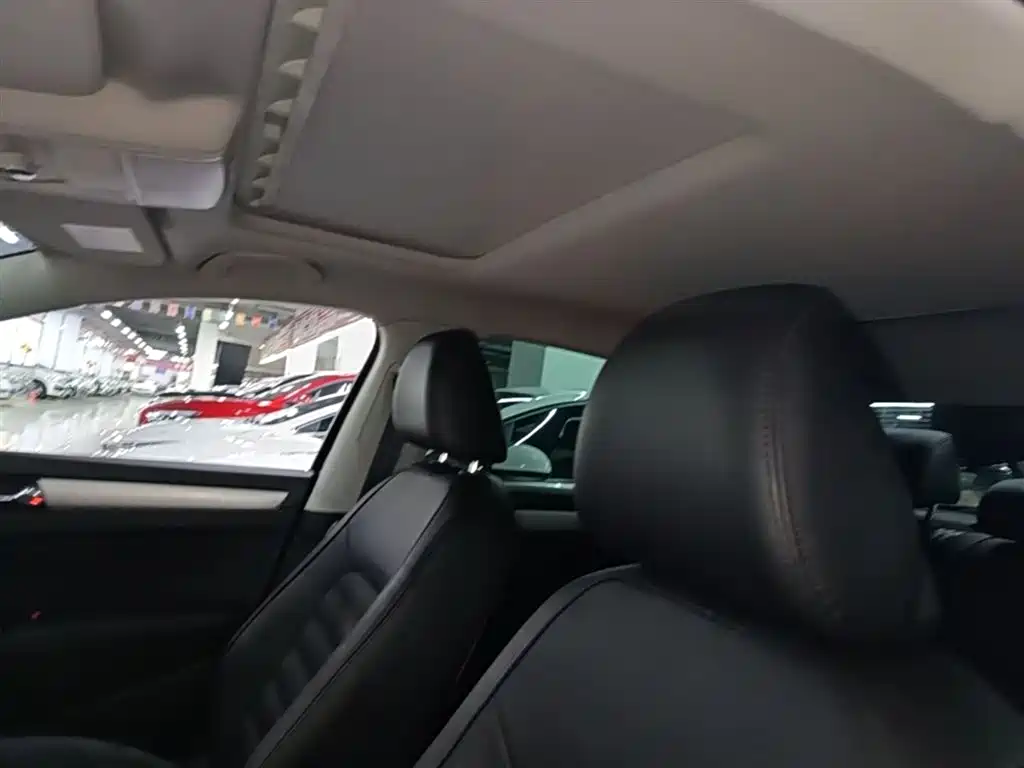Volkswagen Passat 2015 1.8TSI DSG Prestige Edition фото 18