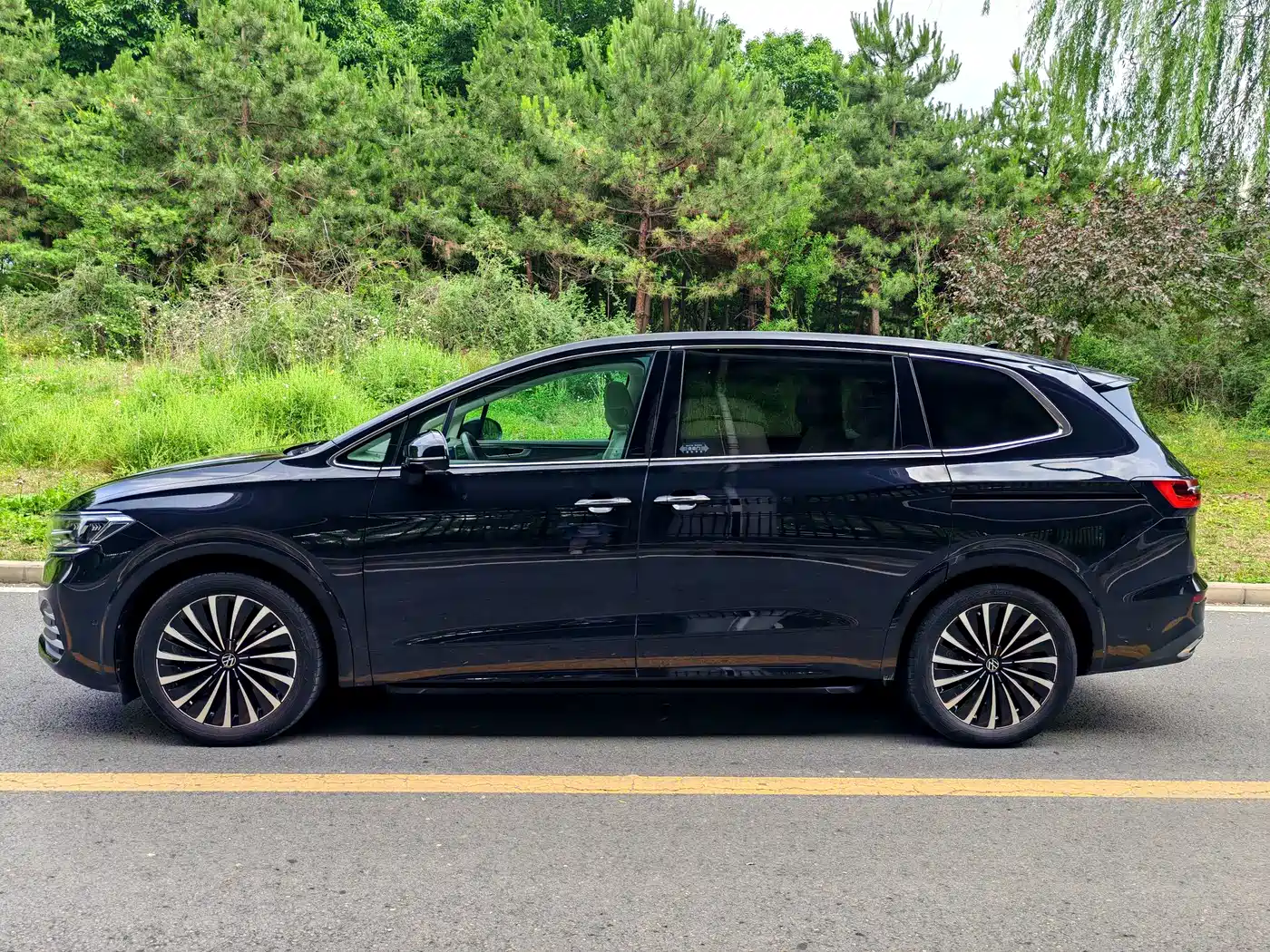 Volkswagen Viloran 2022 380TSI Premium Edition фото 3