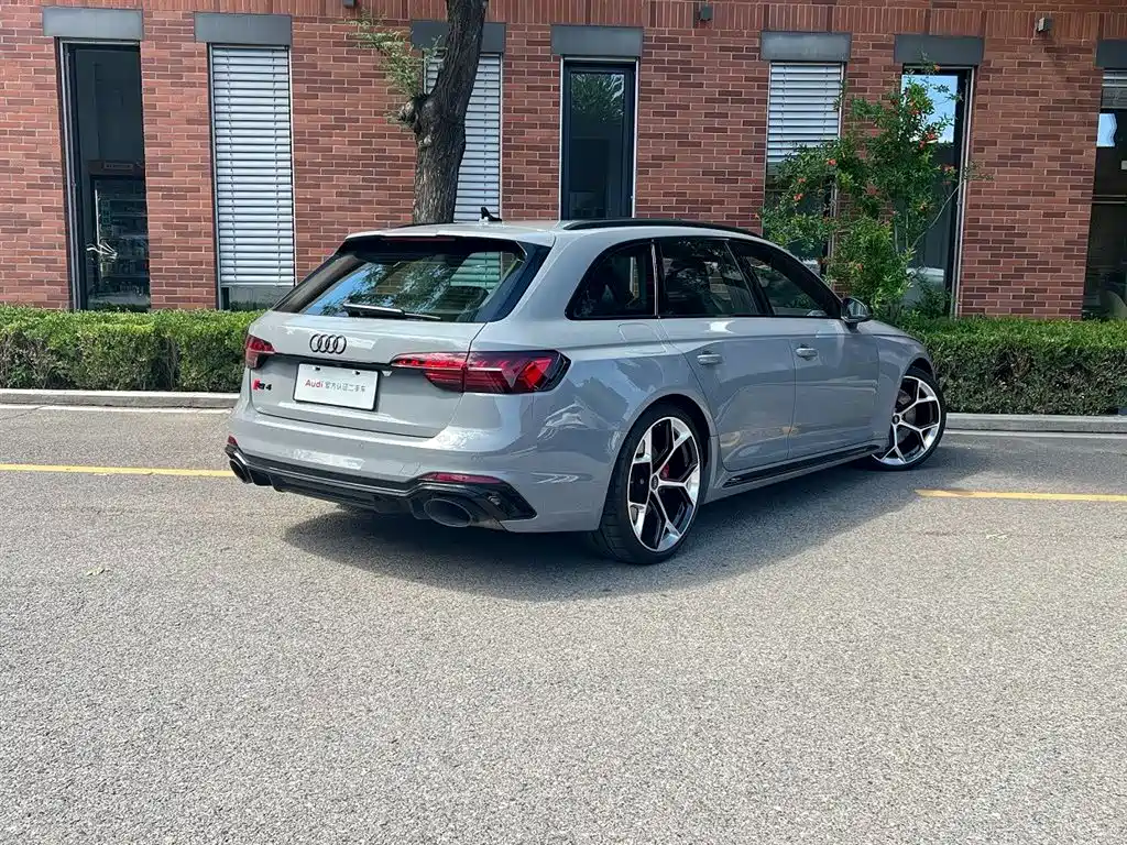 AUDI RS 4