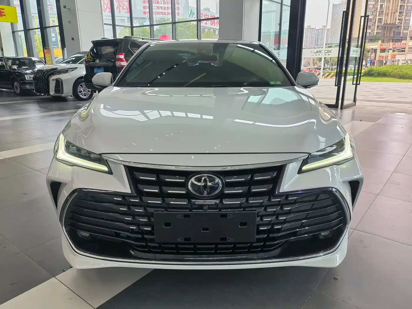 Toyota Avalon 2022 2.0L XLE Premium фото 2