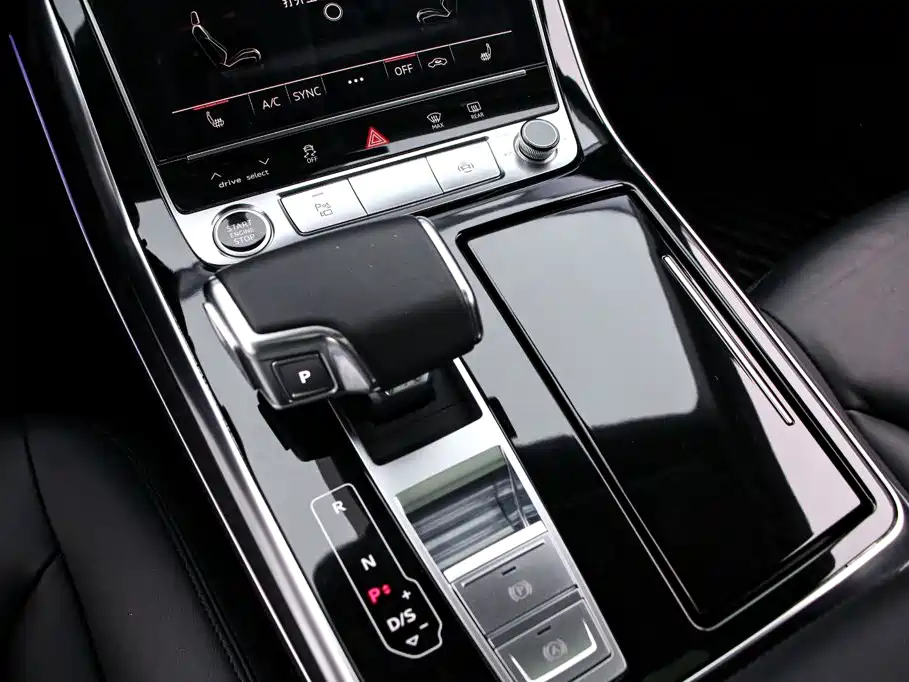 Photo 10 - Audi Q8
