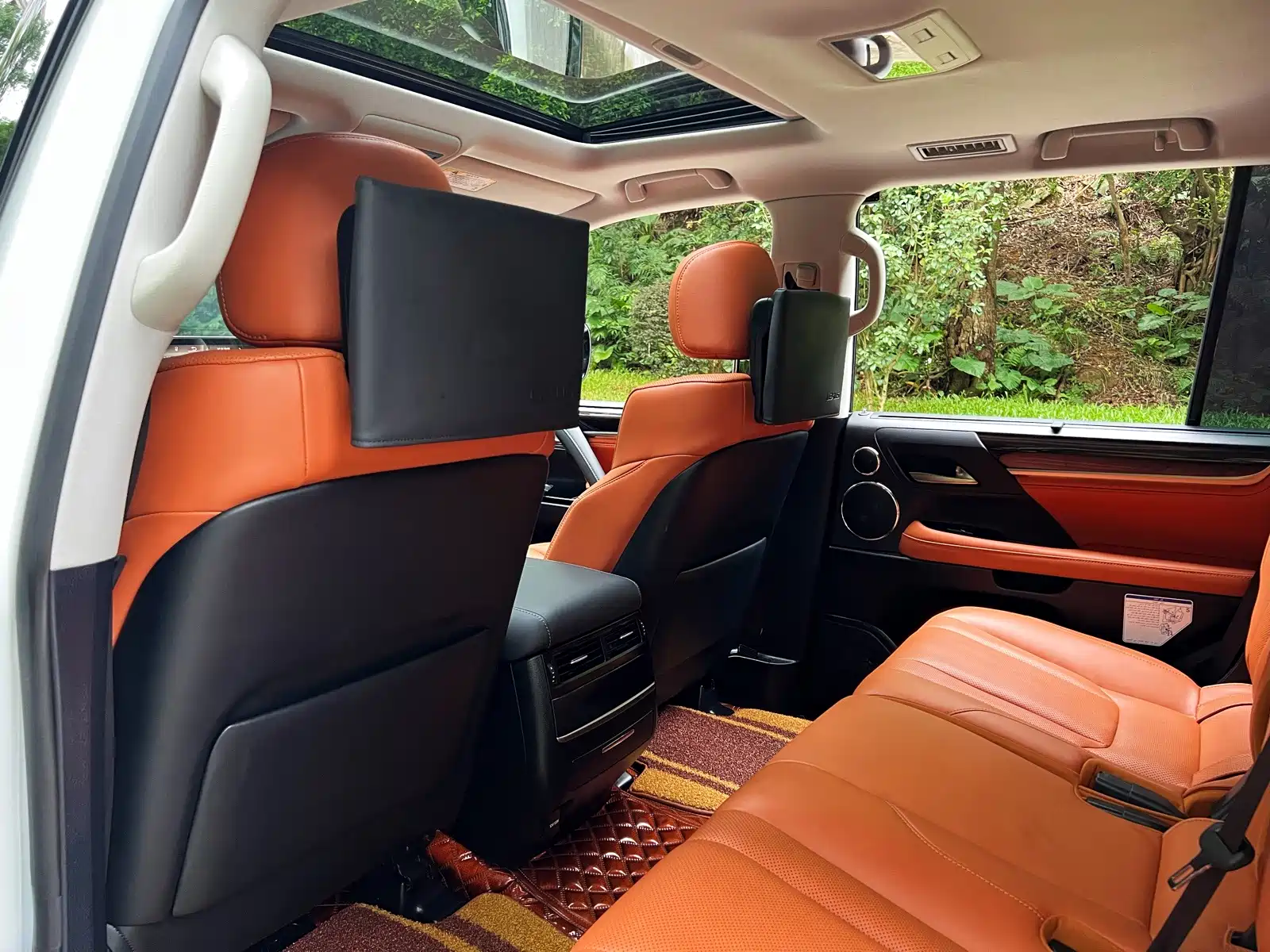 Фото 12 - Lexus LX