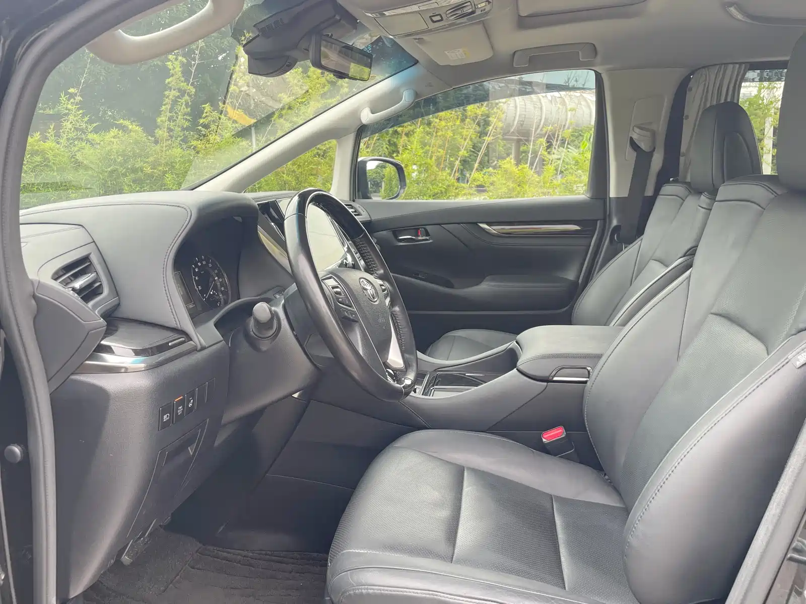 Фото 4 - Toyota Vellfire