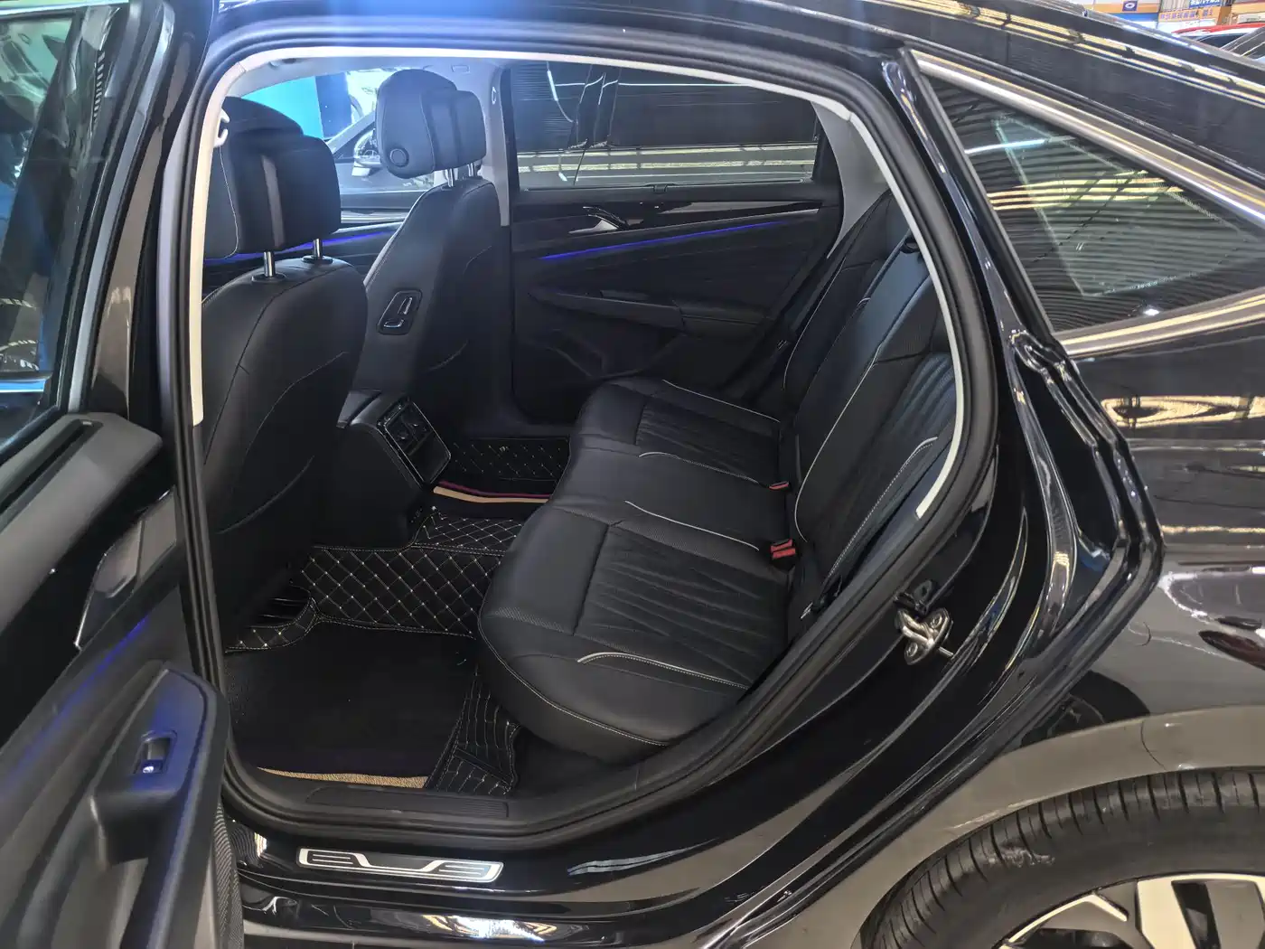Volkswagen Passat 2023 330TSI Luxury Edition фото 10