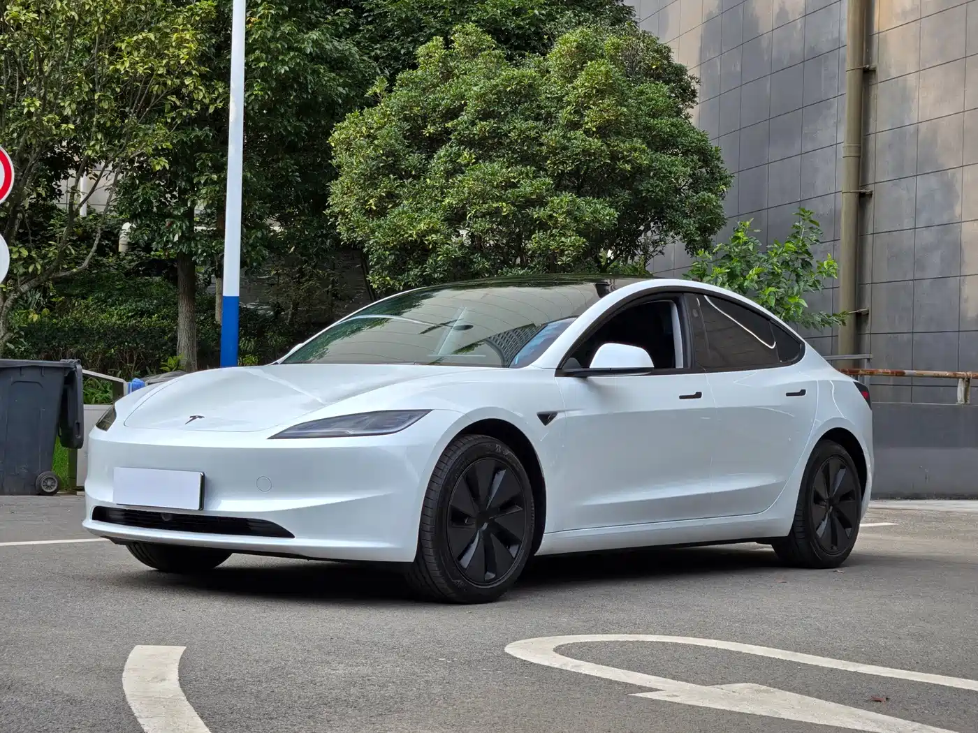 Tesla Model 3 2026 2025 Model Year Facelift Rear-Wheel Drive