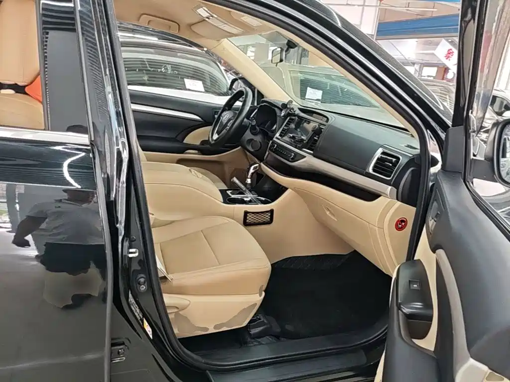 Фото 25 - Toyota Highlander