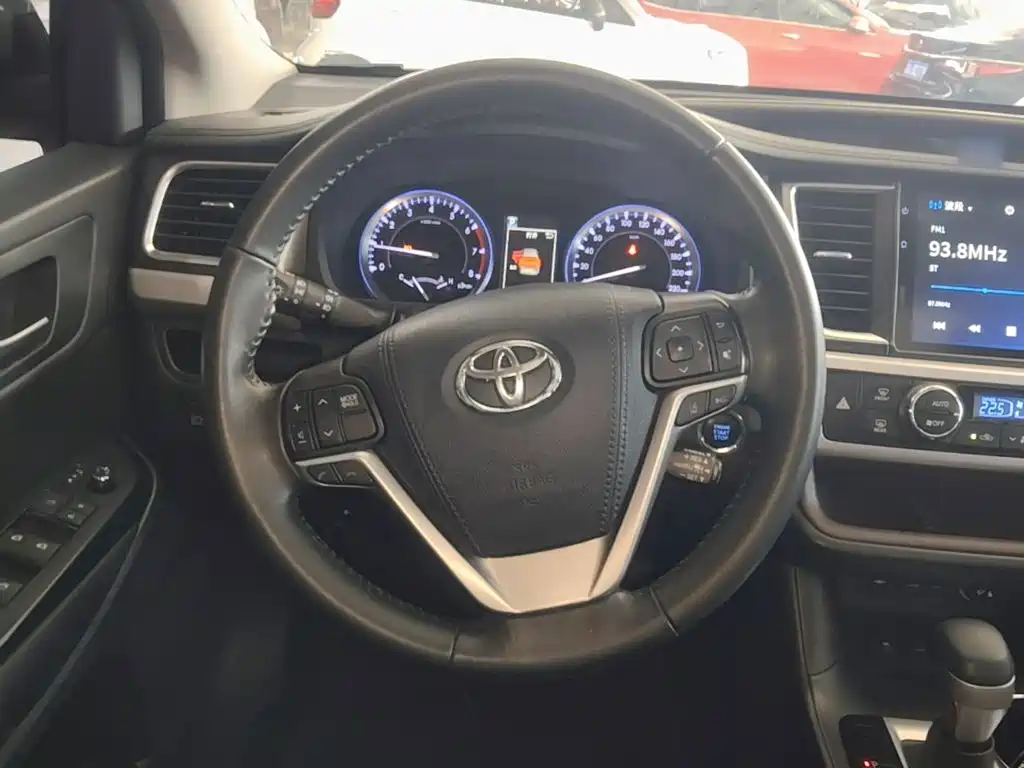 Фото 11 - Toyota Highlander