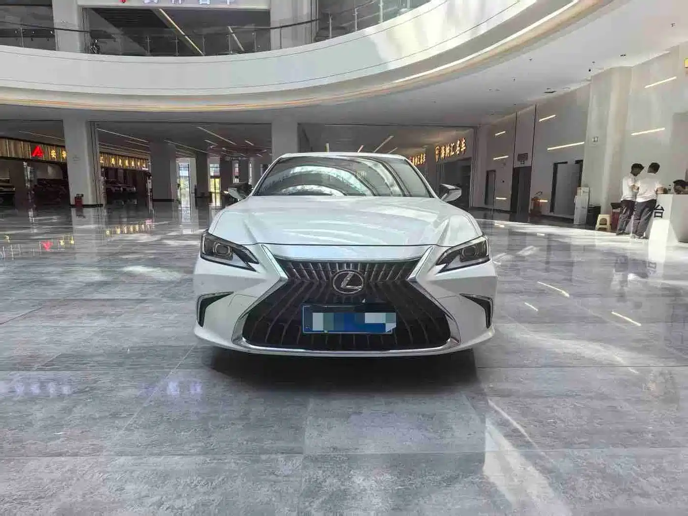 Фото 2 - Lexus ES