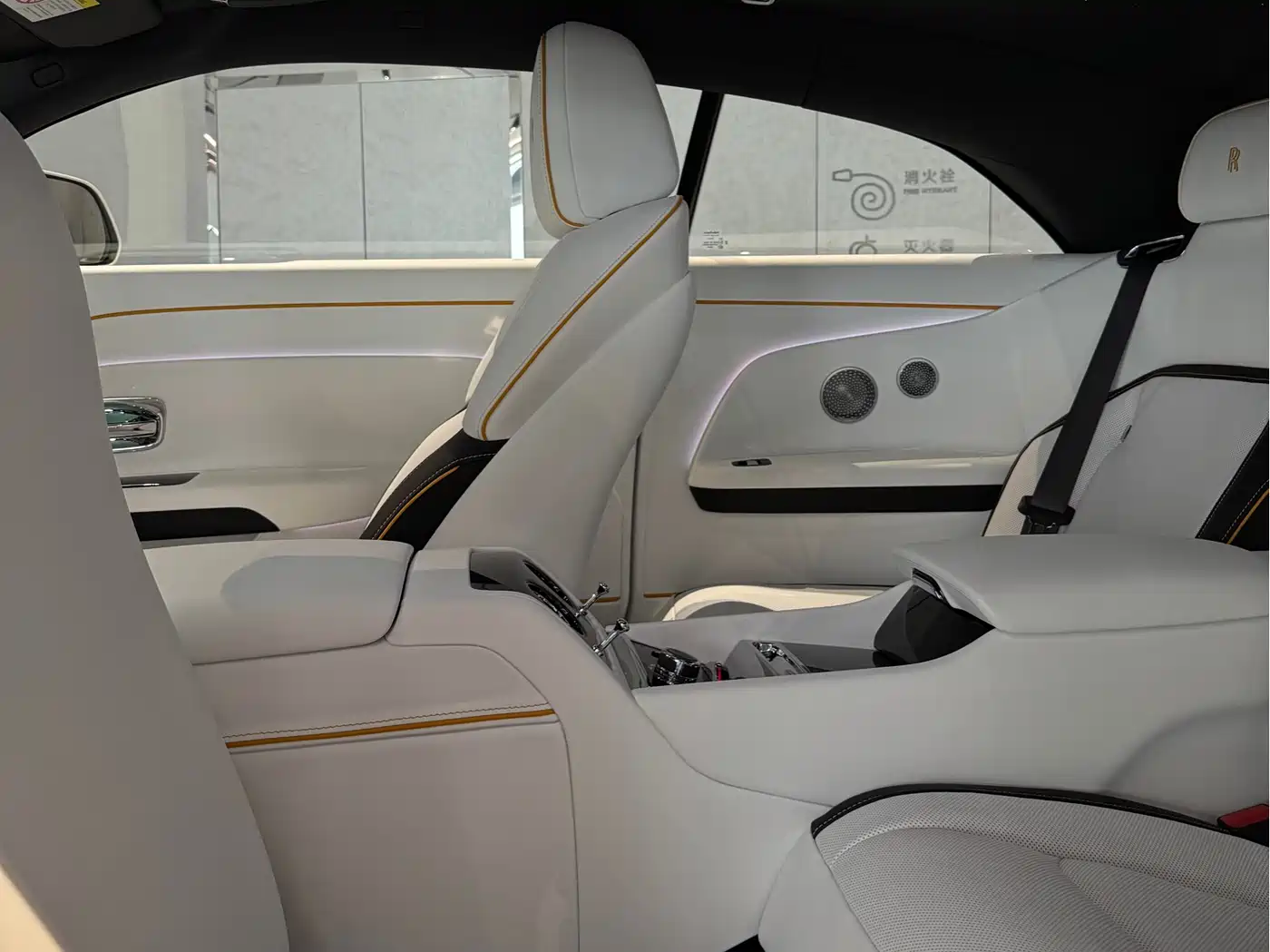Rolls-Royce Spectre фото 9