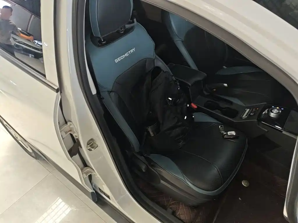 Фото 25 - Geely Geometry E Firefly