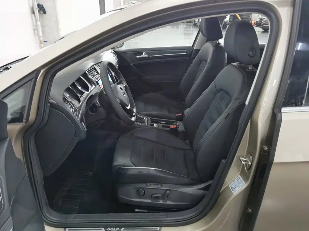 Photo 10 - Volkswagen Golf