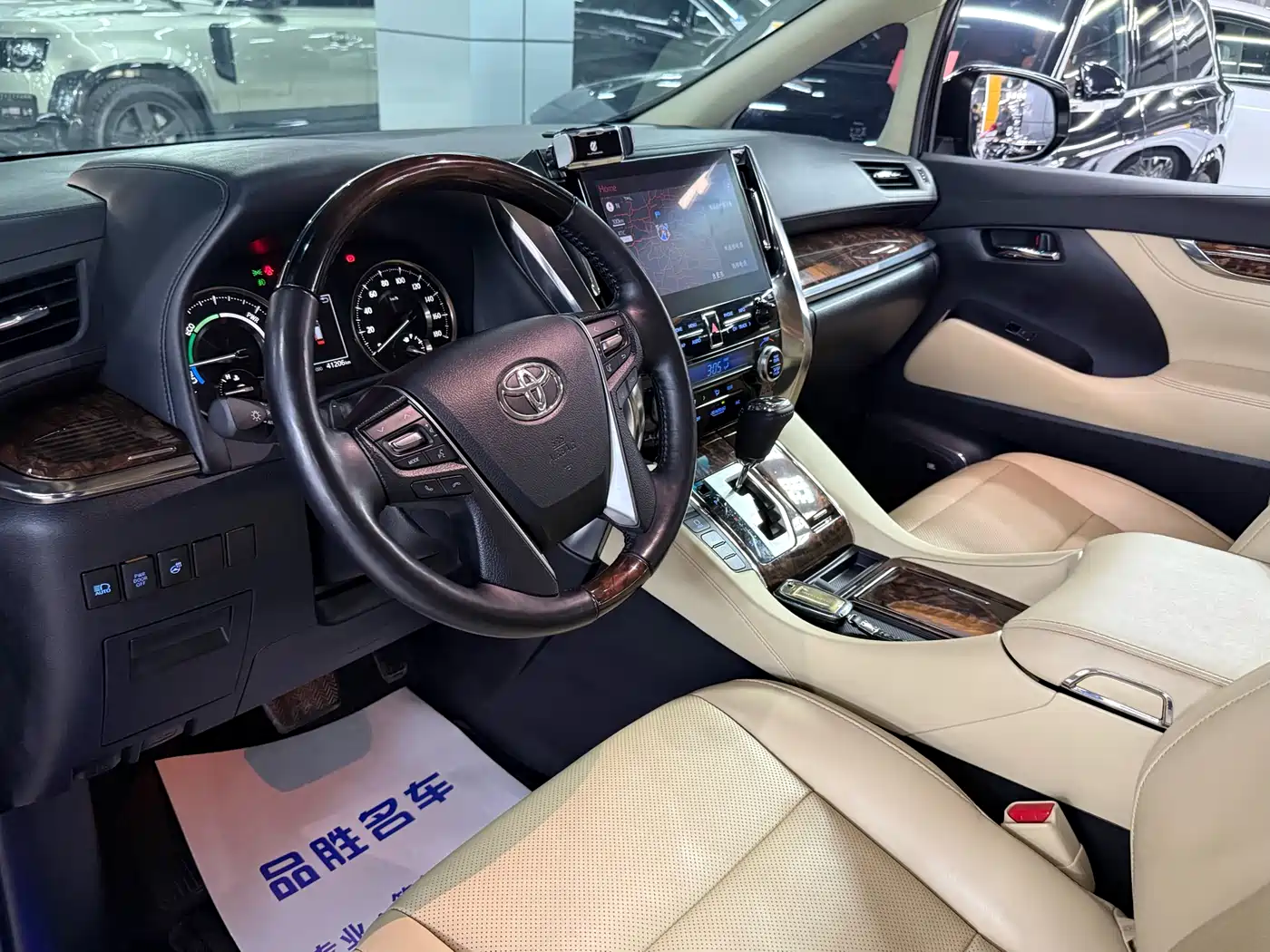 Toyota Alphard 2021 Hybrid 2.5L Luxury фото 9