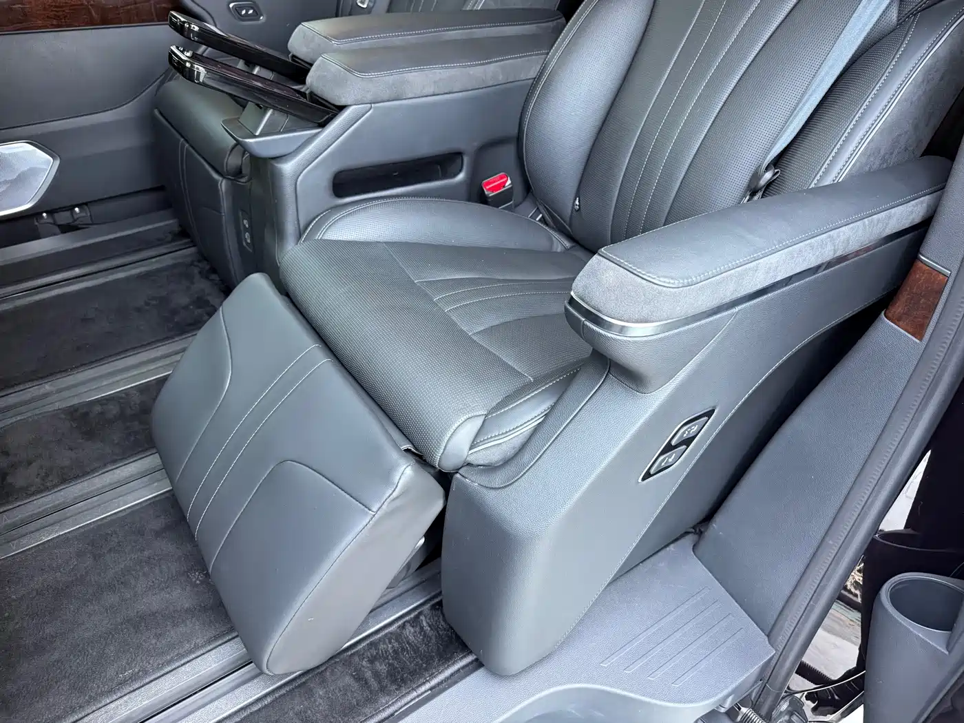 Hongqi HQ9 PHEV 2024 2024 Model 2.0T AWD Luxury Edition