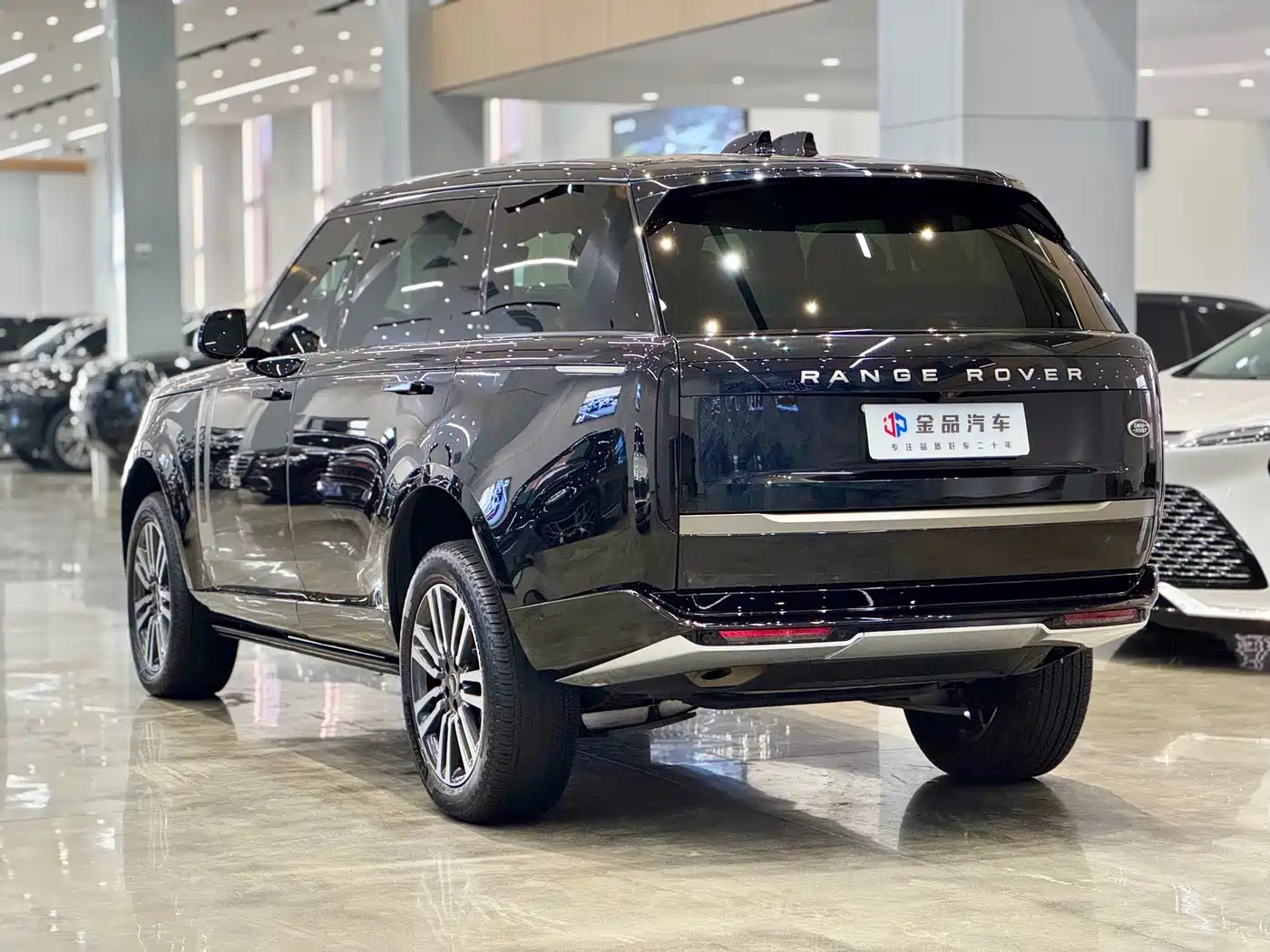 Land Rover Range Rover 2024 3.0 L6 400PS Golden Age Extended 7-Seater фото 4