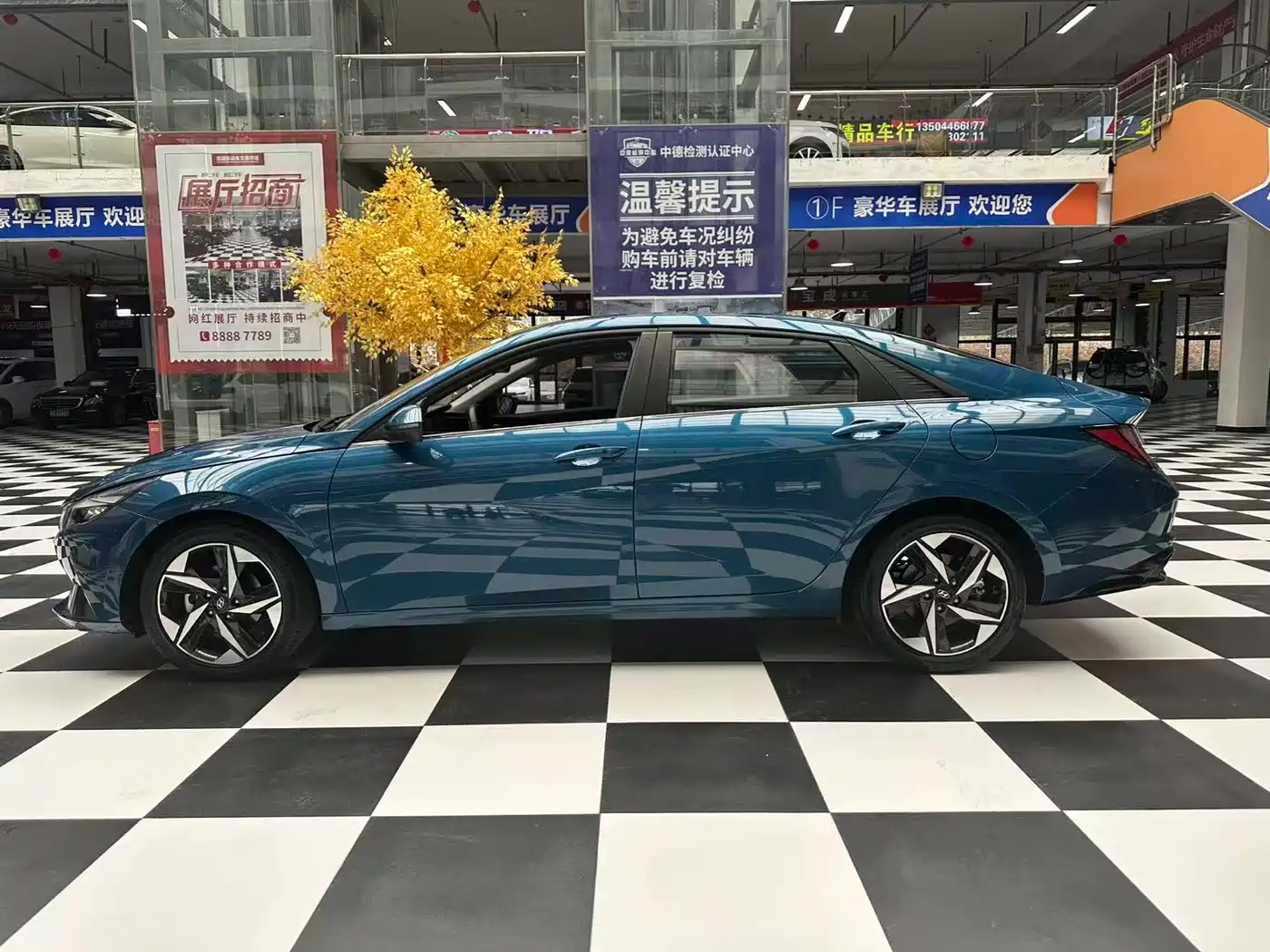 Hyundai Elantra 2022 1.5L CVT LUX Premium Edition фото 6