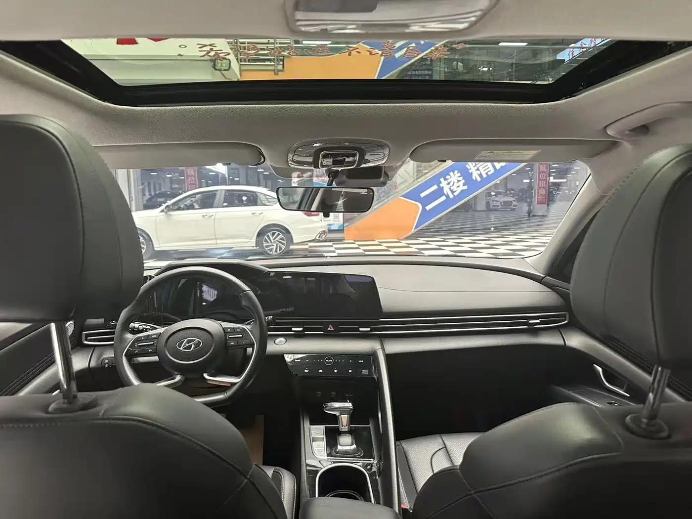 Hyundai Elantra 2022 1.5L CVT LUX Premium Edition фото 14