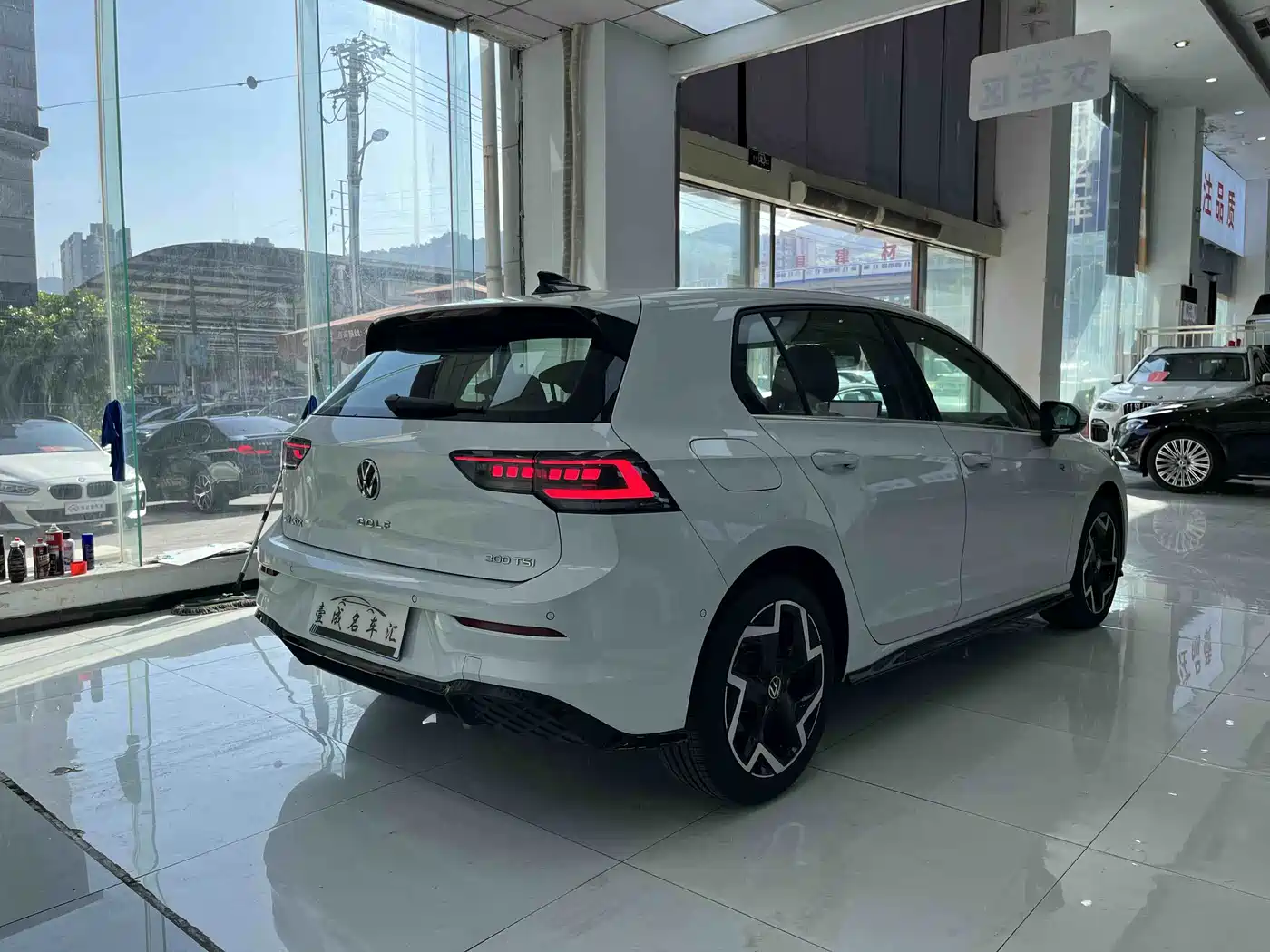 Volkswagen Golf 2025 Facelift 300TSI R-Line фото 4