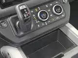 Photo 12 - Land Rover Defender