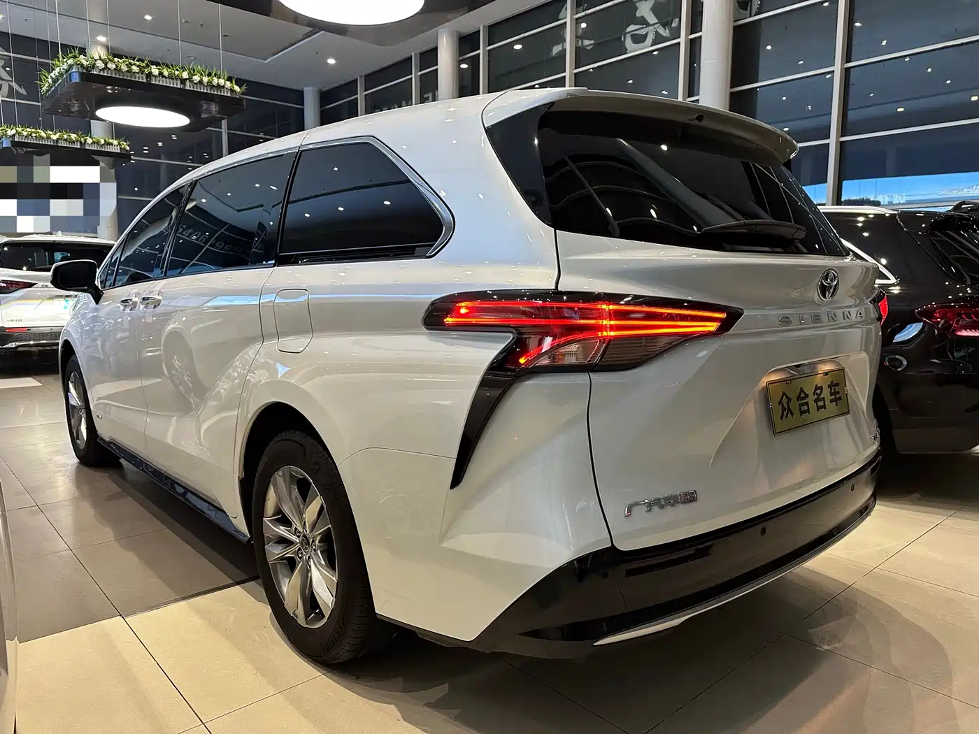 Toyota Sienna 2024 2.5L Hybrid 4WD Premium Edition фото 4