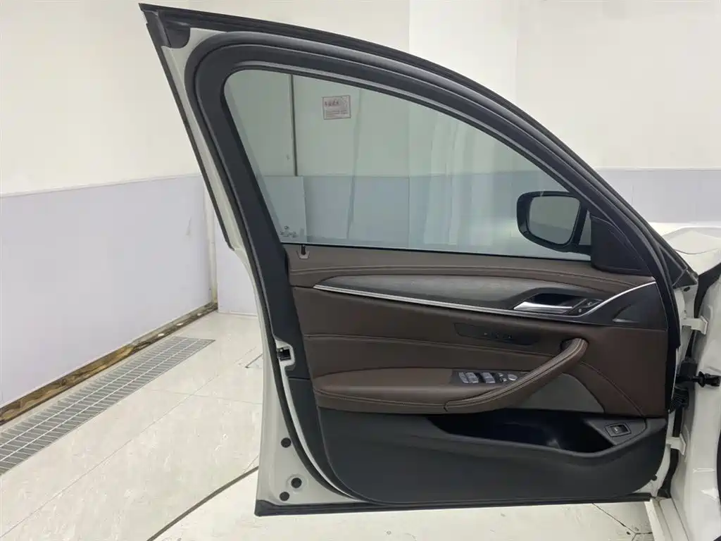 BMW 5 Series 2023 530Li Leading M Sport Package фото 16
