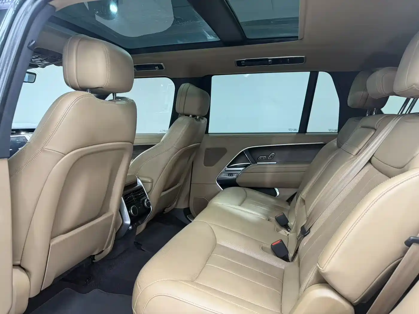 Land Rover Range Rover 2023 3.0 L6 400PS Golden Age 7-Seater Long Wheelbase фото 6