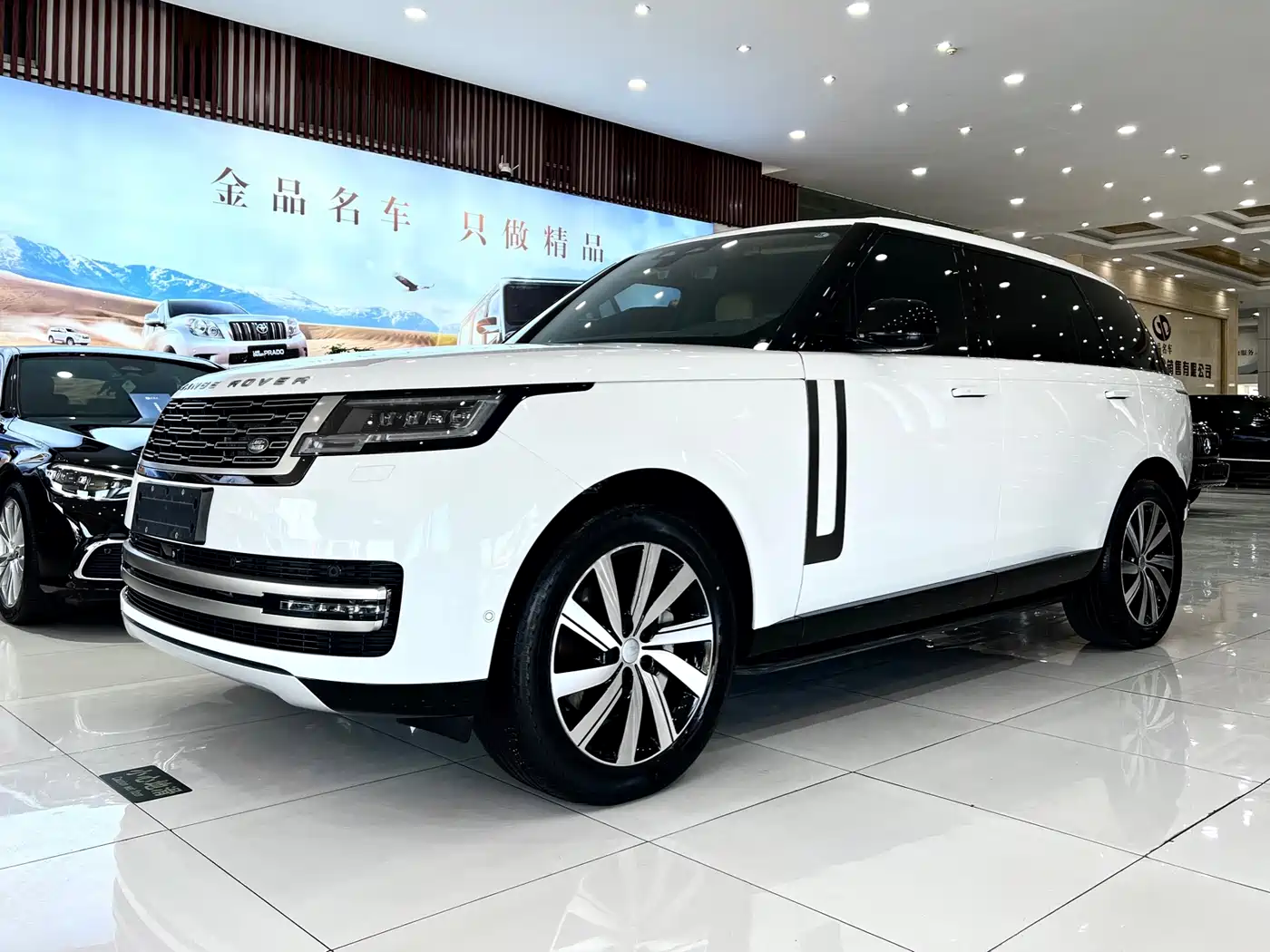 Land Rover Range Rover 2024 3.0 L6 400PS Golden Age Extended 7-Seater фото 2