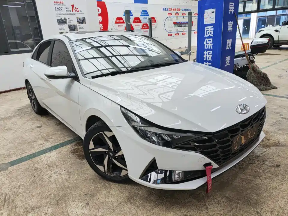 Hyundai Elantra 2021 1.5L CVT LUX Premium Edition фото 2