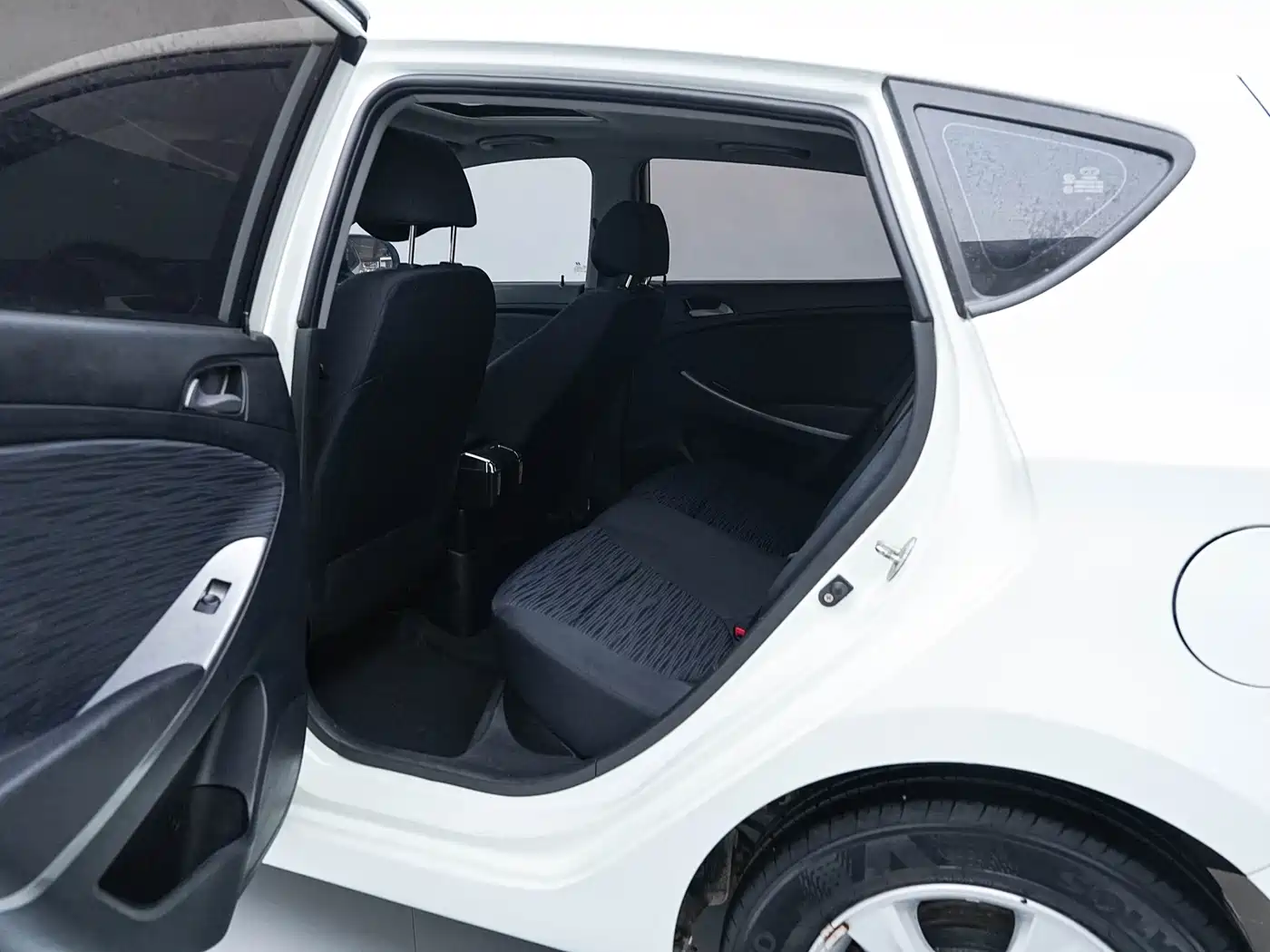 Hyundai Reina 2014 Model 1.4L Automatic GLX фото 15